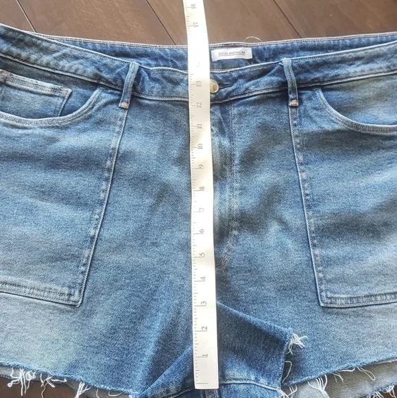 NEW! GOOD AMERICAN Deep Pocket Cut Off Denim Jean Shorts 24.